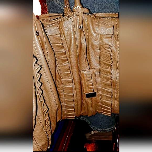 GORGEOUS Woman's Outfit. Skirt, Top, Belt, Plus Purse! All for Only $75! 🤩💖🥰 - Picture 4 of 5